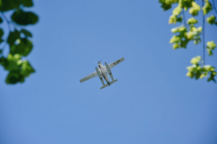 With the water plane landing on the Wolfgangsee, to make with the wedding photographer Austria the most exclusive wedding photos!